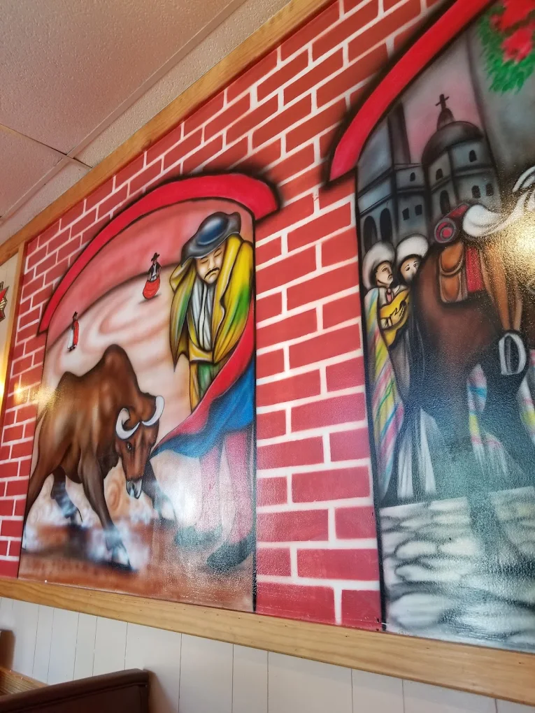 Fresh Mexican salad with avocado and lime dressing